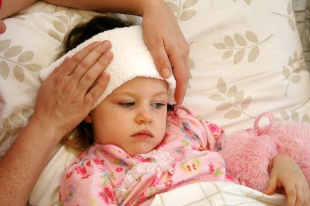 Sai lầm chườm lạnh cho trẻ khi sốt cao khiến con bệnh nặng thêm - Ảnh 1