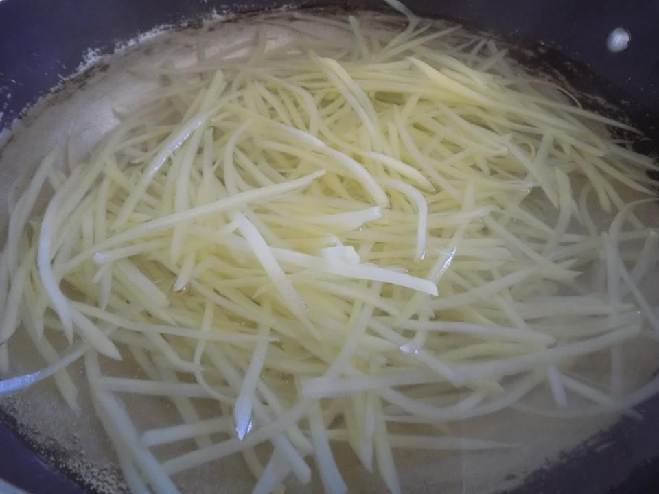 Cách làm mứt khoai tây ngon không cần nước vôi cho ngày Tết - Ảnh 2