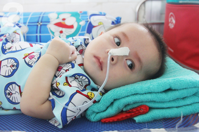 Ánh mắt cầu cứu của bé trai 7 tháng tuổi bị mẹ bỏ rơi trước cổng chùa vì mắc bệnh bại não - Ảnh 10