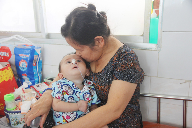 Ánh mắt cầu cứu của bé trai 7 tháng tuổi bị mẹ bỏ rơi trước cổng chùa vì mắc bệnh bại não - Ảnh 12