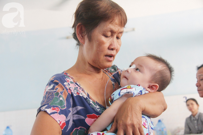 Ánh mắt cầu cứu của bé trai 7 tháng tuổi bị mẹ bỏ rơi trước cổng chùa vì mắc bệnh bại não - Ảnh 13