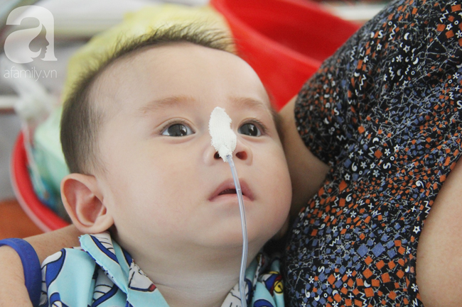 Ánh mắt cầu cứu của bé trai 7 tháng tuổi bị mẹ bỏ rơi trước cổng chùa vì mắc bệnh bại não - Ảnh 8