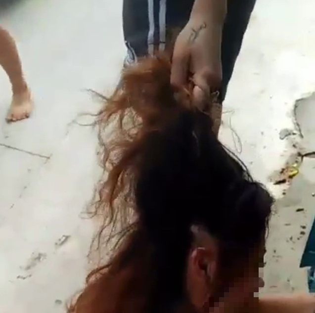 Sóc Trăng: Trong cơn cuồng ghen, cô gái 19 tuổi túm tóc đánh đập rồi lột đồ 'tình địch' lôi ra đường - Ảnh 1