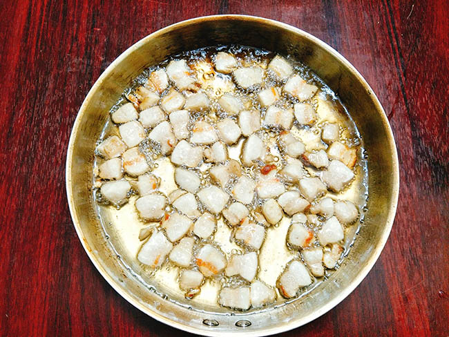 Tóp mỡ lắc muối ớt làm cực dễ mà ăn ngon quên sầu - Ảnh 2