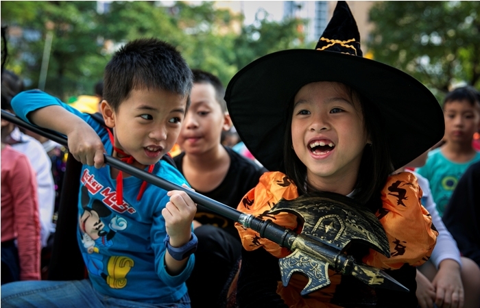 Trẻ nhỏ thường khá thích thú với hoạt động “Trick or Treat” trong đêm Halloween