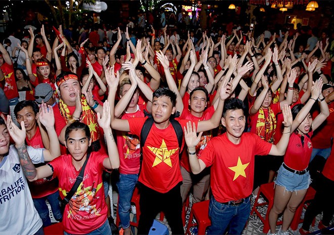 Vợ chồng Thu Trang - Tiến Luật, Kiều Minh Tuấn cùng sao Vbiz hãnh diện khi đội tuyển Việt Nam thắng Indo ở vòng loại World Cup - Ảnh 2