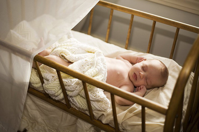 Mách cha mẹ một số cách cực đơn giản giúp trẻ sơ sinh ngủ ngoan một mình trong cũi từ khi mới lọt lòng - Ảnh 1