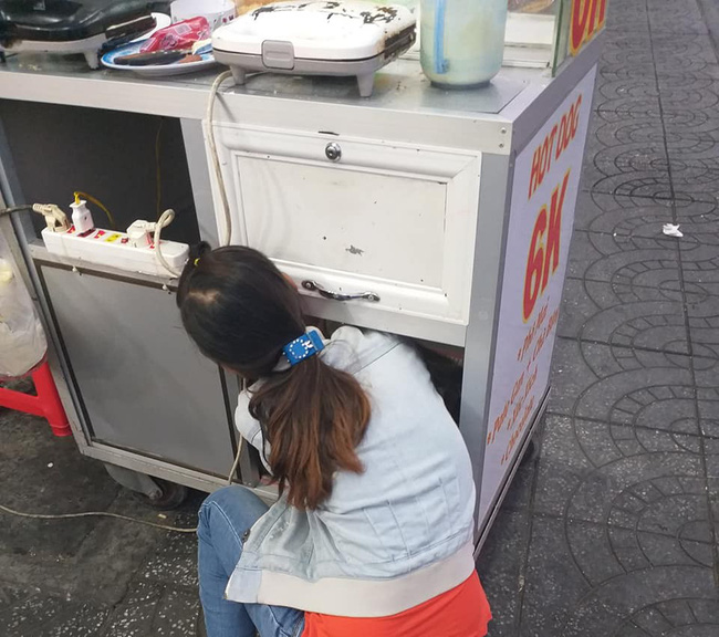 Xúc động hình ảnh em bé ôm bình sữa, ngoan ngoãn nằm dưới hộc xe đẩy đợi mẹ bán bánh mưu sinh - Ảnh 3