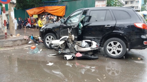 Xe 'điên' gây tai nạn liên hoàn, bé gái 8 tuổi chết thảm trước cổng bệnh viện Bạch Mai  - Ảnh 1