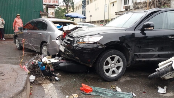Xe 'điên' gây tai nạn liên hoàn, bé gái 8 tuổi chết thảm trước cổng bệnh viện Bạch Mai  - Ảnh 2