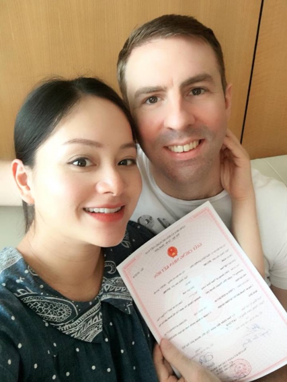 Trước ngày lâm bồn, Lan Phương nhận được giấy đăng ký kết hôn với chồng Tây - Ảnh 1