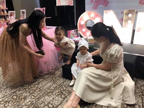 Rò rỉ loạt ảnh siêu đáng yêu của Lina – con gái Lan Phương và chồng Tây trong tiệc sinh nhật tròn 1 tuổi - Ảnh 9
