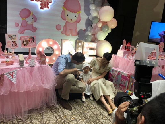 Rò rỉ loạt ảnh siêu đáng yêu của Lina – con gái Lan Phương và chồng Tây trong tiệc sinh nhật tròn 1 tuổi - Ảnh 4
