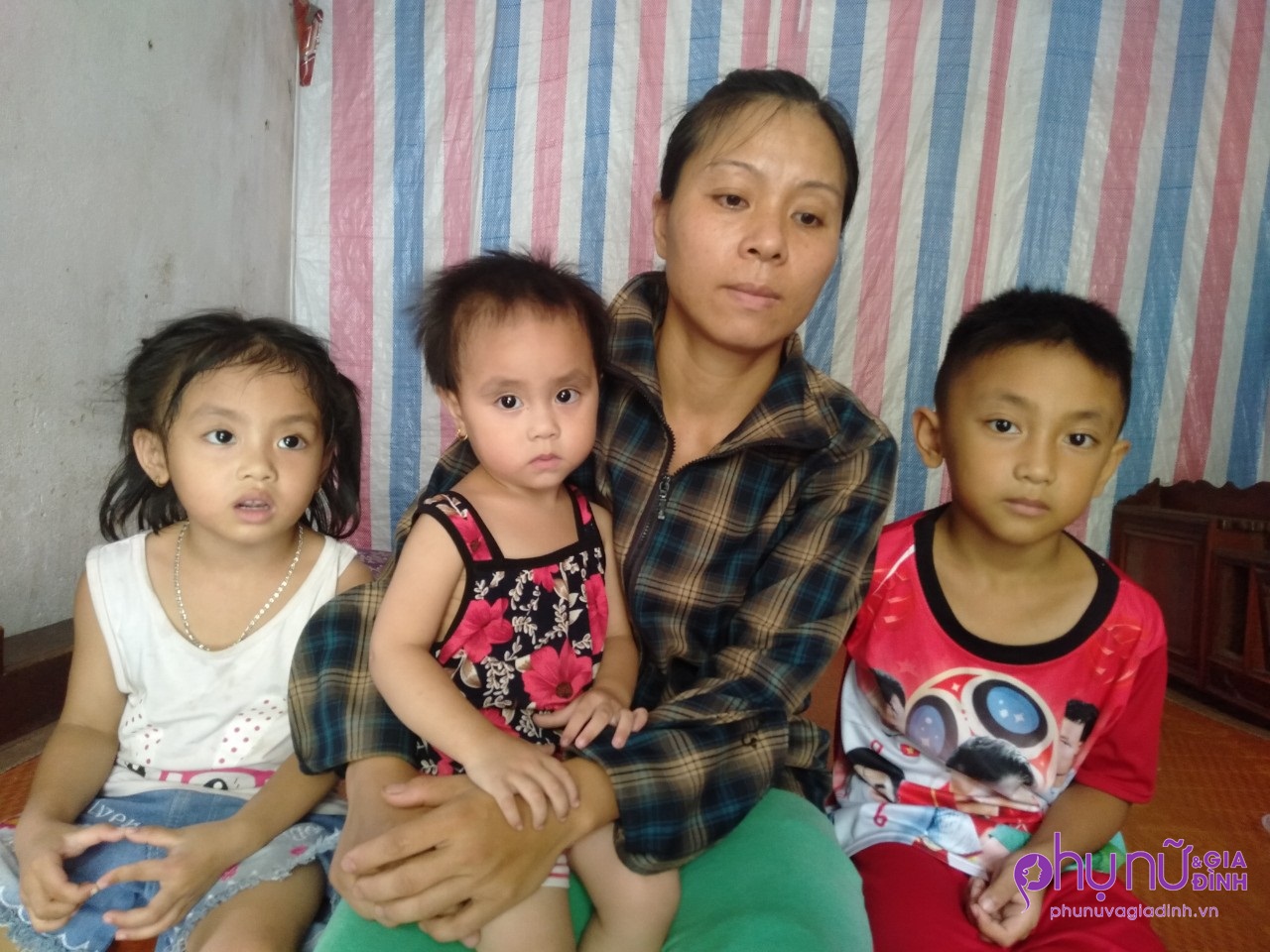 Chồng mất sau vụ nổ bình gas, góa phụ một nách 3 đứa con thơ ăn nhờ ở đậu kiếm sống nuôi con qua ngày - Ảnh 1