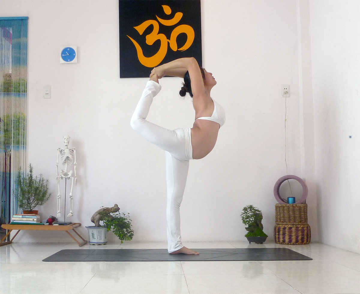 Chùm ảnh đẹp của mẹ bầu tập yoga ở tuần thứ 32 - Ảnh 7