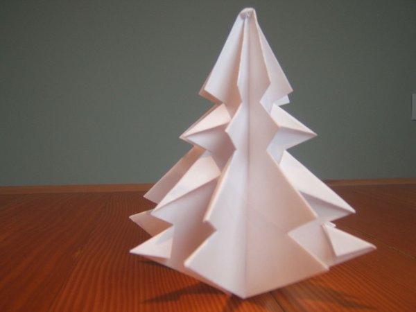 Mở ra là chúng ta được hình cây thông Noel bằng giấy báo đẹp tuyệt vời