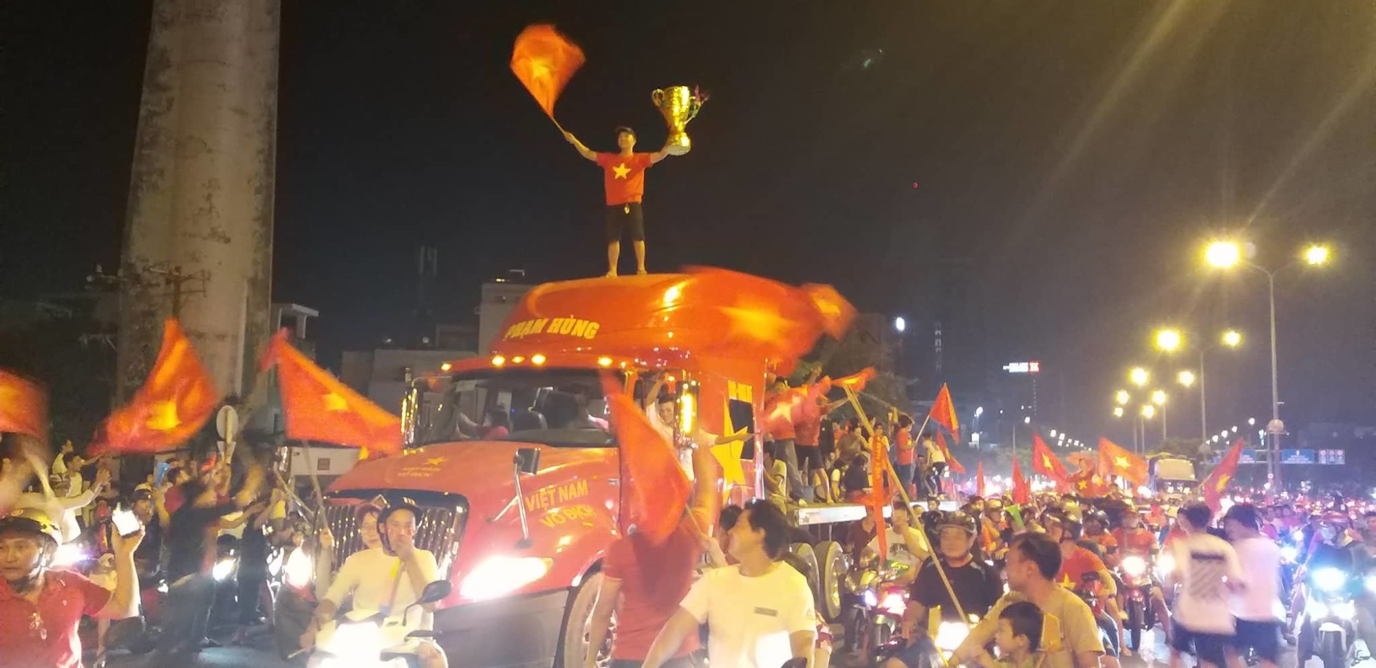 Muôn kiểu đi bão hài hước của người hâm mộ Việt sau trận thắng lịch sử giành cúp vô địch AFF Cup - Ảnh 16