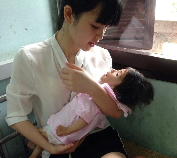 9X xinh đẹp nhận nuôi bé 14 tháng 3,5 kg ở Lào Cai giờ ra sao? - Ảnh 1