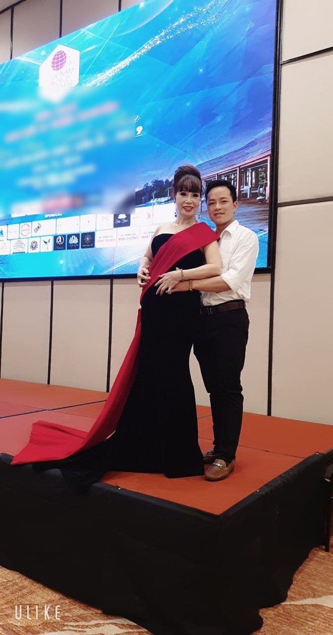Chồng trẻ tháp tùng cô dâu 62 tuổi đi thi hoa hậu ở Indonesia - Ảnh 3
