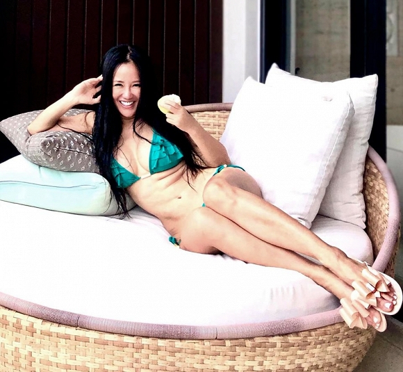 Ở tuổi 49, diva Hồng Nhung tự tin cởi áo thả dáng với bikini 2 mảnh, đồ xuyên thấu lộ nội y xanh rờn - Ảnh 1