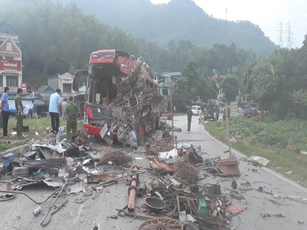 Tai nạn kinh hoàng ở Hòa Bình: Xe khách nát bét, 3 người chết, 31 người bị thương - Ảnh 7