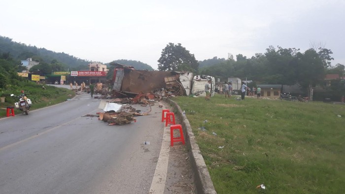 Tai nạn kinh hoàng ở Hòa Bình: Xe khách nát bét, 3 người chết, 31 người bị thương - Ảnh 8
