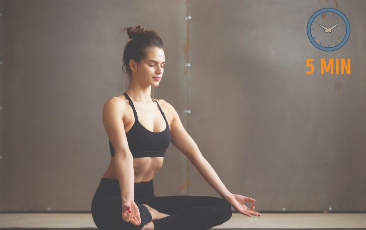 6 bài tập yoga chỉ cần ngồi hít thở, không vận động hay ăn kiêng, mỡ bụng cũng giảm hết giúp eo thon như Ngọc Trinh - Ảnh 5