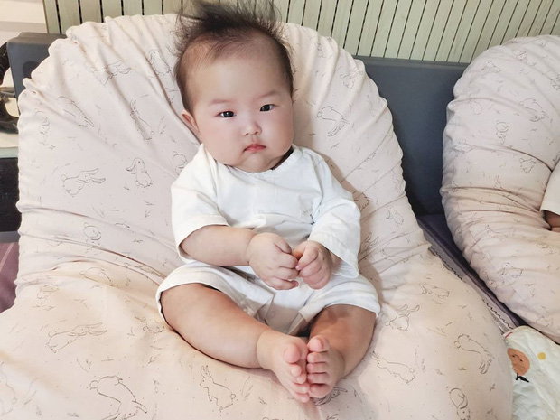 'Bà mẹ trẻ nhất Kbiz' Yulhee khoe ảnh cặp song sinh 5 tháng tuổi: Knet khen nức nở, dự đoán Kbiz sẽ có mỹ nhân tương lai - Ảnh 2