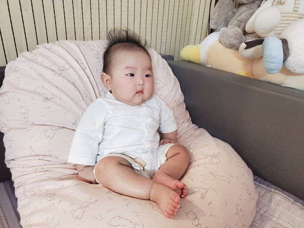 'Bà mẹ trẻ nhất Kbiz' Yulhee khoe ảnh cặp song sinh 5 tháng tuổi: Knet khen nức nở, dự đoán Kbiz sẽ có mỹ nhân tương lai - Ảnh 3