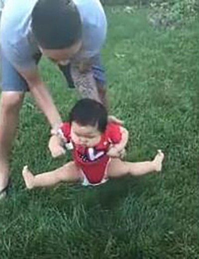 Bố định đặt con xuống bãi cỏ chơi, phản ứng của cô bé khiến ai nấy cười lăn cười bò - Ảnh 4