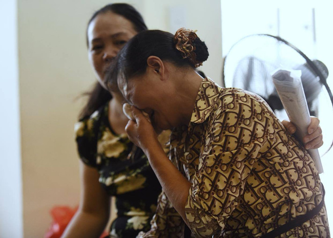 Nỗi đau 2 người mẹ trong vụ đầu độc bằng trà sữa ở Thái Bình: Người lặng lẽ ôm di ảnh con, người chết điếng nghe con nhận án tử - Ảnh 3