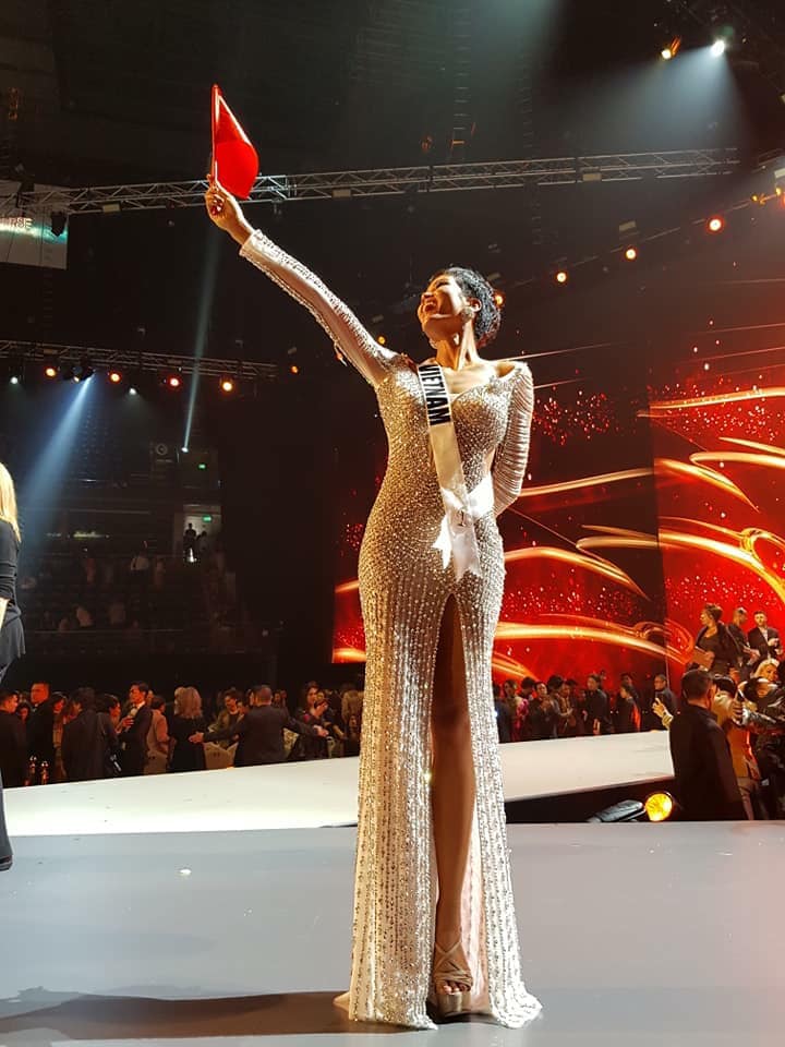 H'Hen Niê giơ cao cờ tổ quốc, chia sẻ xúc động khi lọt Top 5 Miss Universe 2018 - Ảnh 2