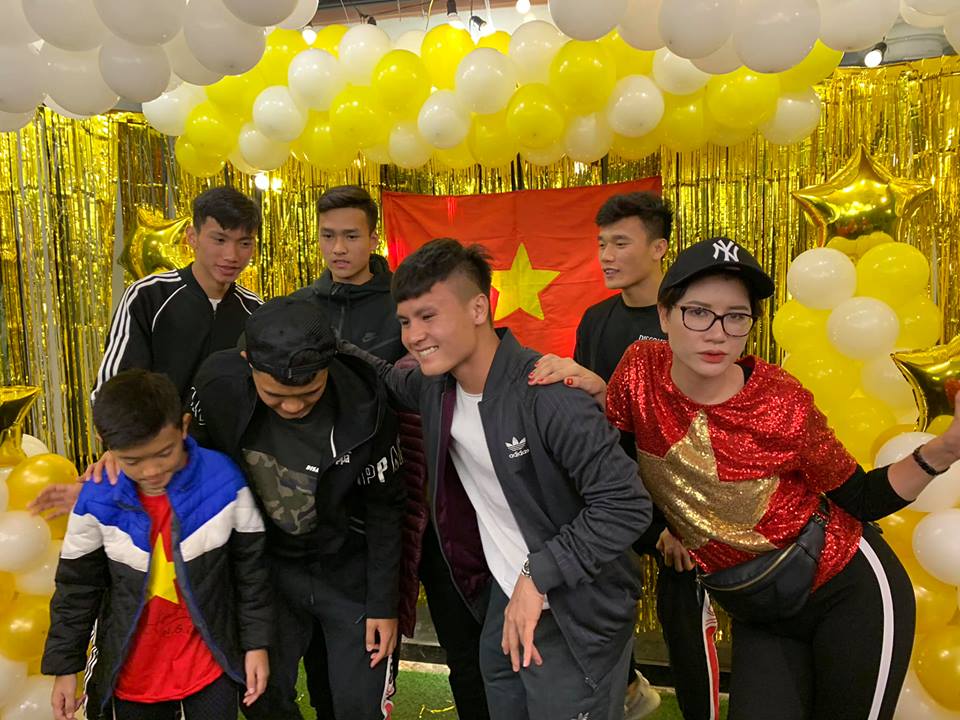 Lộ diện người đẹp 'quyền lực' duy nhất được dự tiệc mừng Việt Nam vô địch cùng các cầu thủ  - Ảnh 3