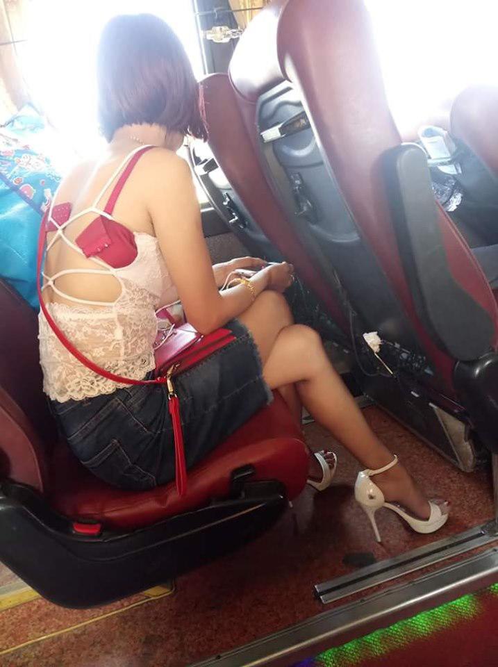 Cô gái ăn mặc hớ hênh, tuột bung cả áo ngực trên xe khách khiến người xung quanh sững sờ - Ảnh 2