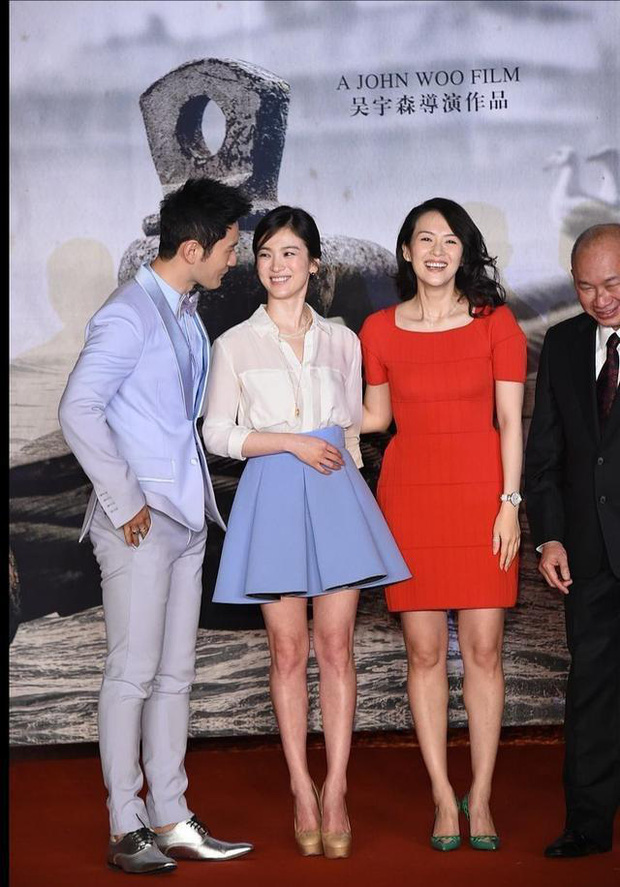 Ảnh cũ bất ngờ hot trở lại: Huỳnh Hiểu Minh mải mê quan tâm Song Hye Kyo, ngó lơ đàn chị Chương Tử Di - Ảnh 1
