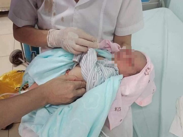 Sức khỏe bé trai sơ sinh bị mẹ bỏ xuống hố ga ở Hà Nội chuyển biến tích cực: Người mẹ vẫn chưa đến nhận con - Ảnh 1