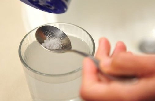 Tác dụng 'thần kỳ' chứng minh nước muối pha loãng không thua kém gì thuốc trị mụn, mỹ phẩm dưỡng da - Ảnh 2
