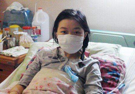 Dùng giấy vệ sinh sai cách, cô gái 20 tuổi bị ung thư cổ tử cung - Ảnh 1