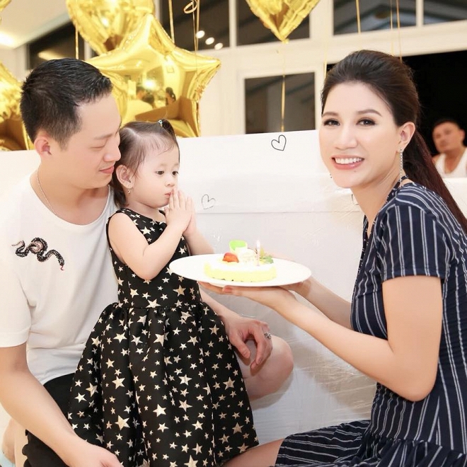 Ngày sinh nhật được chồng tặng hẳn cọc tiền USD, Trang Trần lại bật khóc vì... 'ức' - Ảnh 4