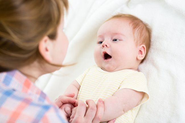 Những giai đoạn tập nói của trẻ và cách phát hiện sớm để giảm nguy cơ trẻ chậm nói các mẹ nên lưu ý nhé - Ảnh 3
