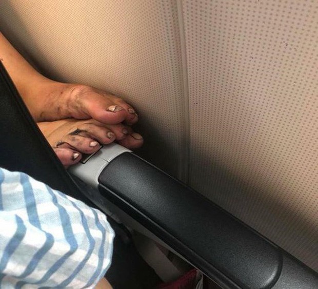 Nữ hành khách nằm ngửa trên ghế máy bay, phô vùng nhạy cảm về phía người đối diện - Ảnh 4