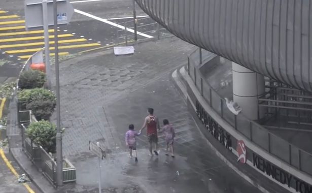Clip cha bắt hai con nhỏ đứng giữa trời mưa bão để chụp ảnh 'sống ảo' bị cư dân mạng lên án dữ dội - Ảnh 2