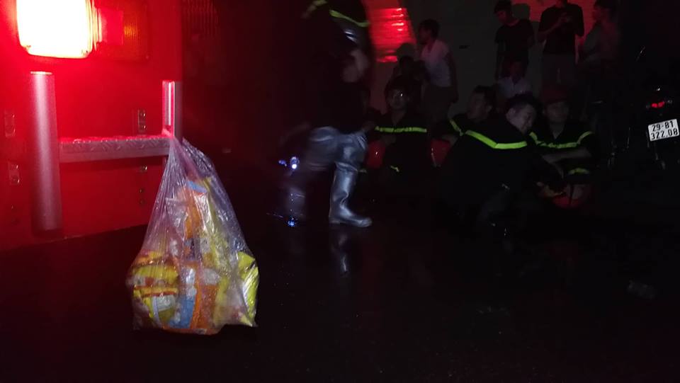 Cháy nhà ở Đê La Thành: Hình ảnh lính cứu hỏa lay động triệu con tim - Ảnh 2