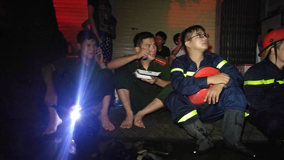 Cháy nhà ở Đê La Thành: Hình ảnh lính cứu hỏa lay động triệu con tim - Ảnh 6