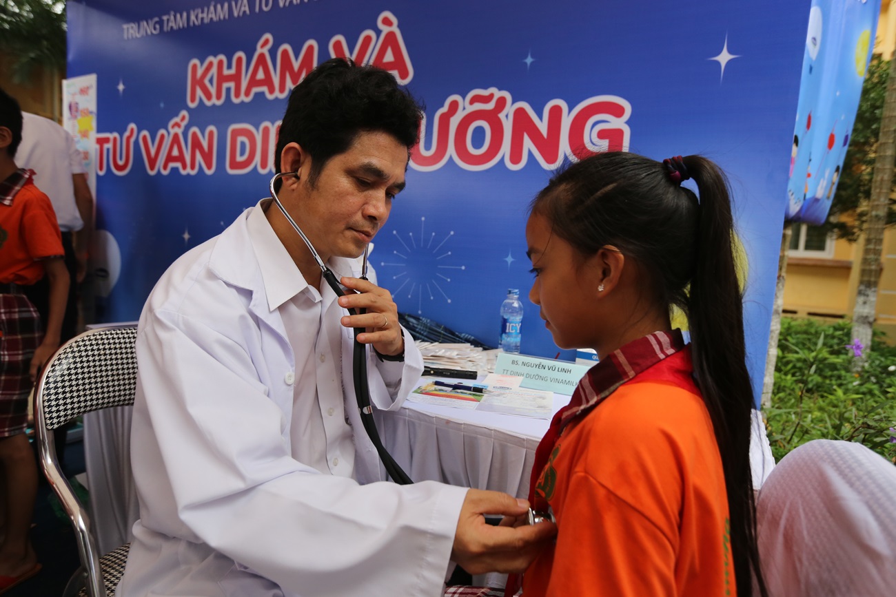 Quỹ sữa Vươn cao Việt Nam và Vinamilk đem niềm vui trung thu đến cho trẻ em tỉnh Vĩnh Phúc - Ảnh 1