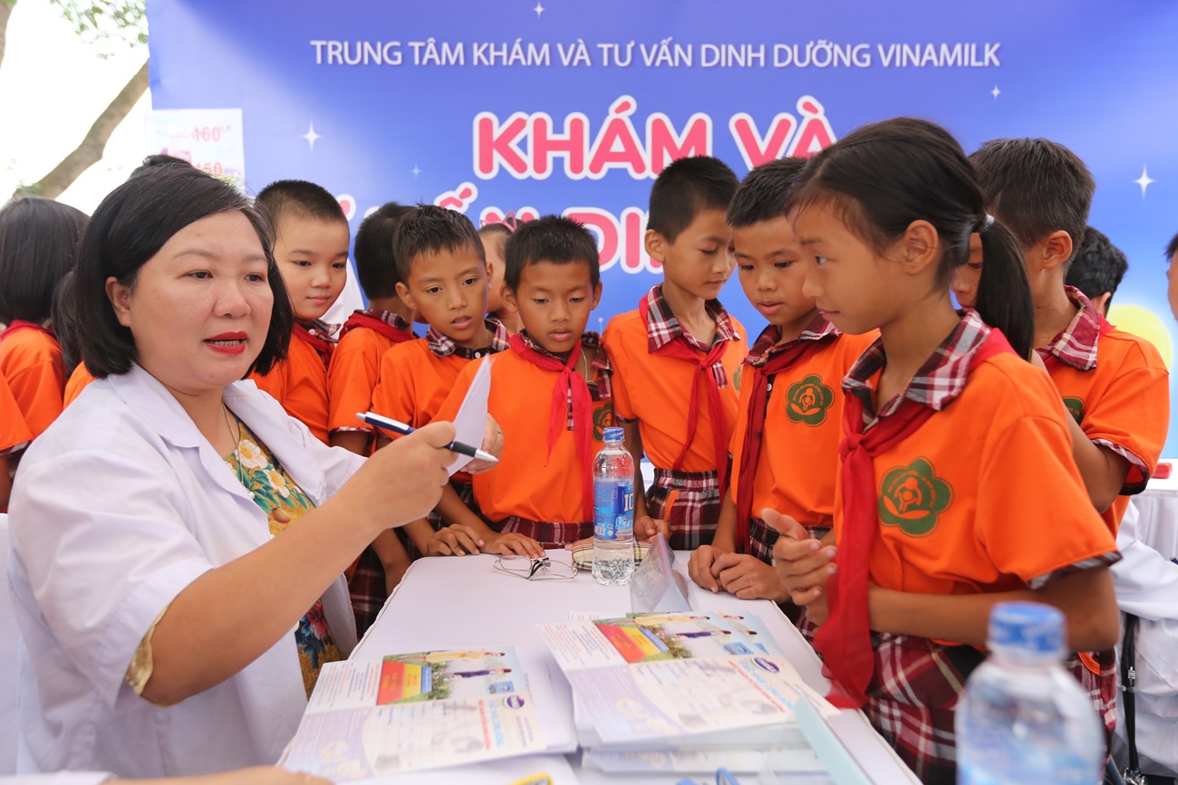 Quỹ sữa Vươn cao Việt Nam và Vinamilk đem niềm vui trung thu đến cho trẻ em tỉnh Vĩnh Phúc - Ảnh 2