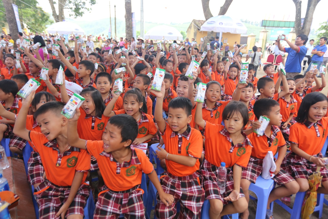 Quỹ sữa Vươn cao Việt Nam và Vinamilk đem niềm vui trung thu đến cho trẻ em tỉnh Vĩnh Phúc - Ảnh 11