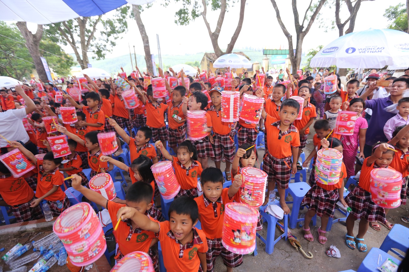 Quỹ sữa Vươn cao Việt Nam và Vinamilk đem niềm vui trung thu đến cho trẻ em tỉnh Vĩnh Phúc - Ảnh 12