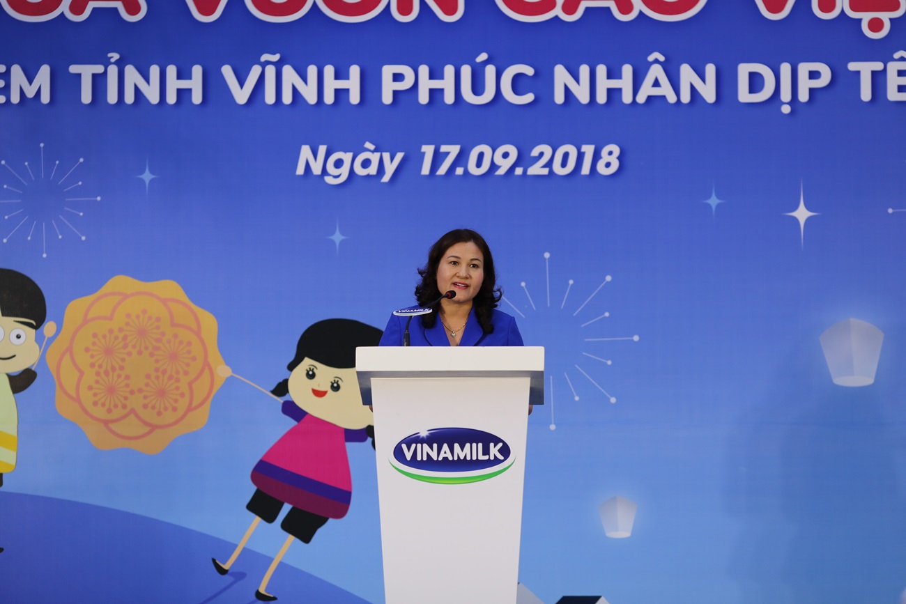 Quỹ sữa Vươn cao Việt Nam và Vinamilk đem niềm vui trung thu đến cho trẻ em tỉnh Vĩnh Phúc - Ảnh 3