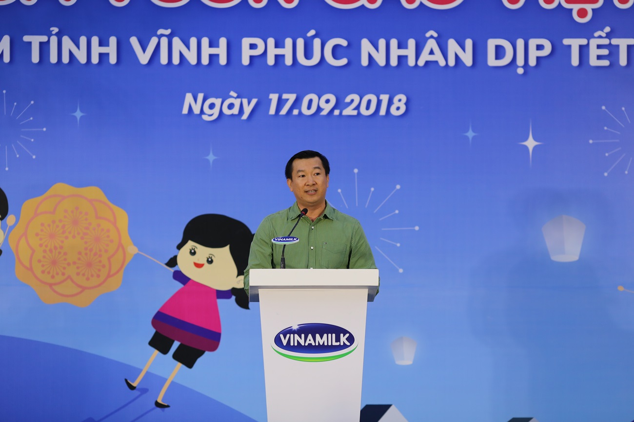 Quỹ sữa Vươn cao Việt Nam và Vinamilk đem niềm vui trung thu đến cho trẻ em tỉnh Vĩnh Phúc - Ảnh 4